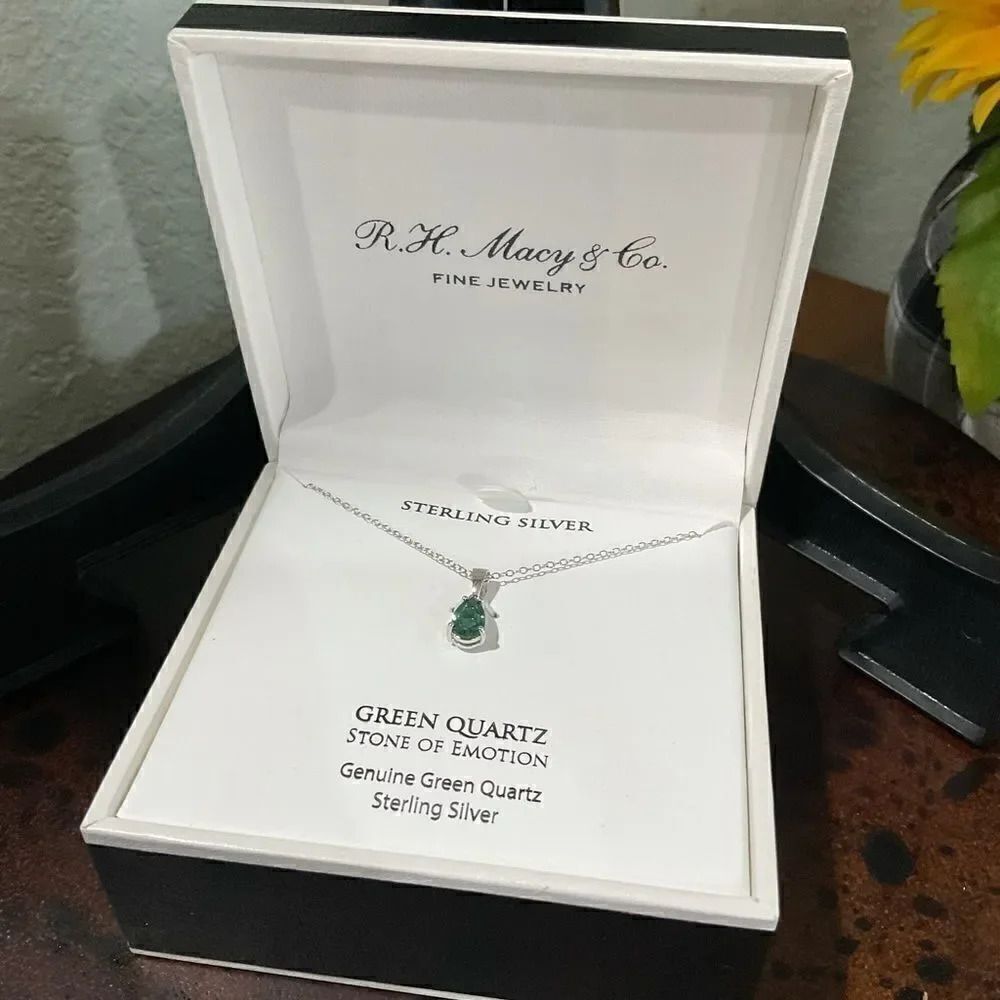NWT & Gift 🎁 Box, R.H. Macy & Co. Sterling Silver Green Quartz Necklace.
